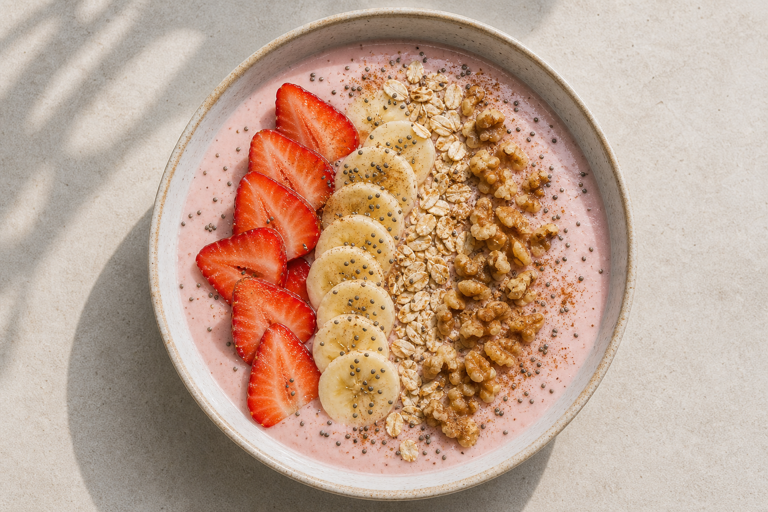 Kefirli smoothie bowl, çilek yulaf ceviz ve chia ile