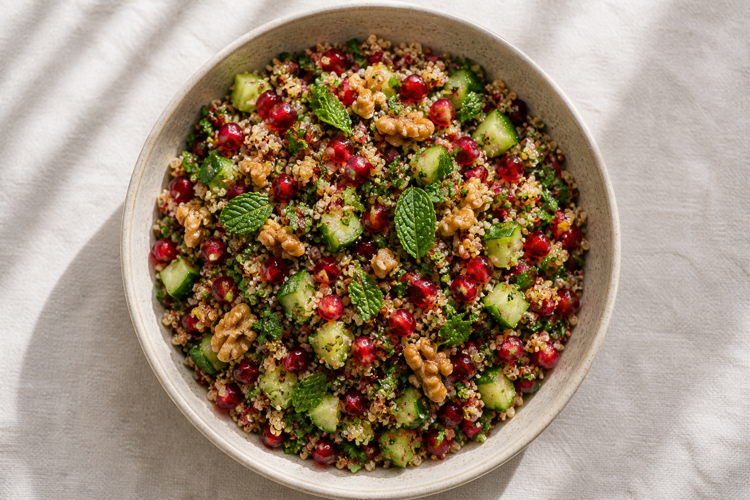Kinoalı nar taneli salata, ceviz ve taze otlarla