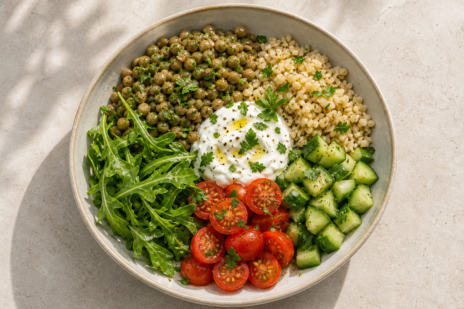 Mercimekli fit bowl, bulgur roka domates ve yoğurt sosla